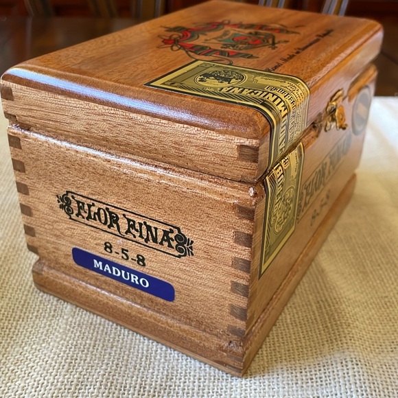 ARTURO FUENTE Flor Fina 858 Empty Wood Cigar Box - Picture 4 of 7